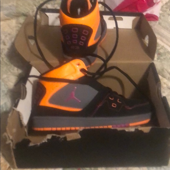 Brand new Girls Jordan 1 flight (ps) sneakers - Picture 2 of 8